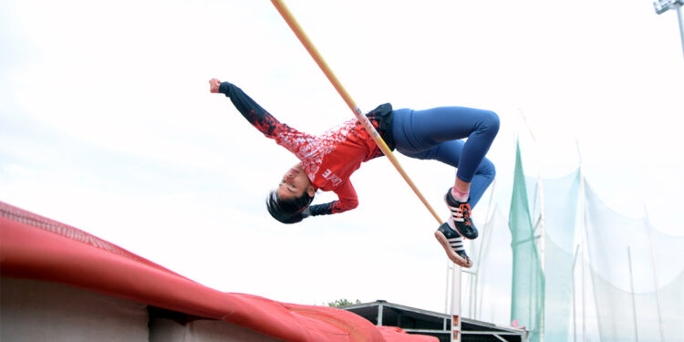 Yüksek atlamada 1.65'lik derecesiyle Türkiye şampiyonu oldu