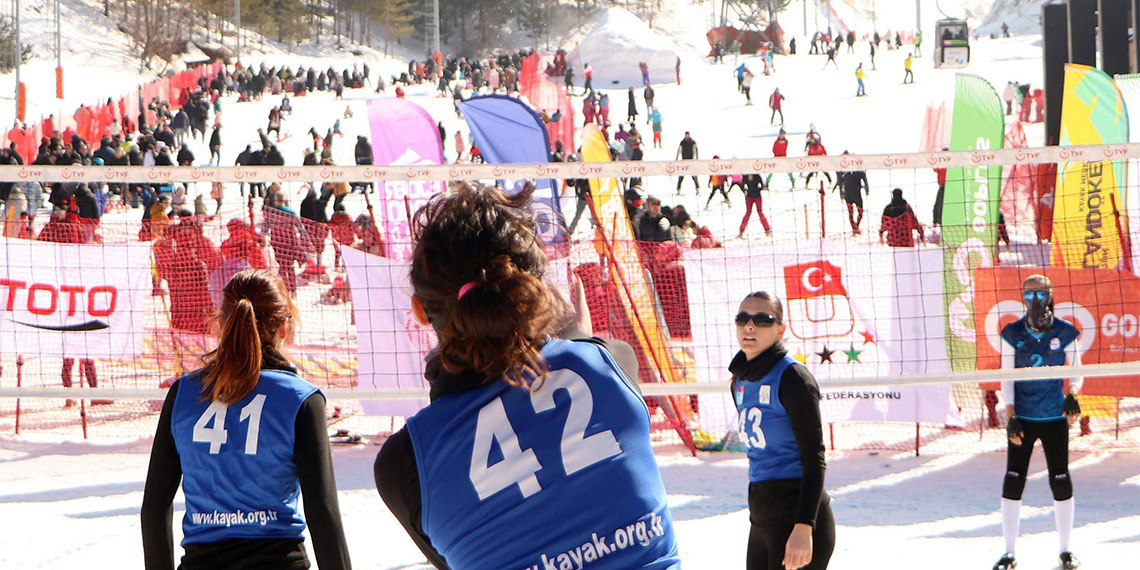 Kar kalitesi, uzun pistleri, yakıcı güneşi, doğası ve son teknoloji tesisleriyle kış turizmin gözde kayak merkezlerinden Palandöken'e ilgi her geçen sezon artıyor.