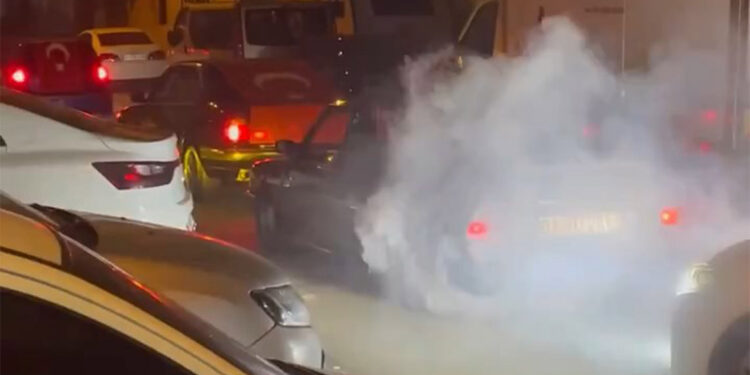 Pendik'te asker eğlencesi yapan bir grup lastik yaktı