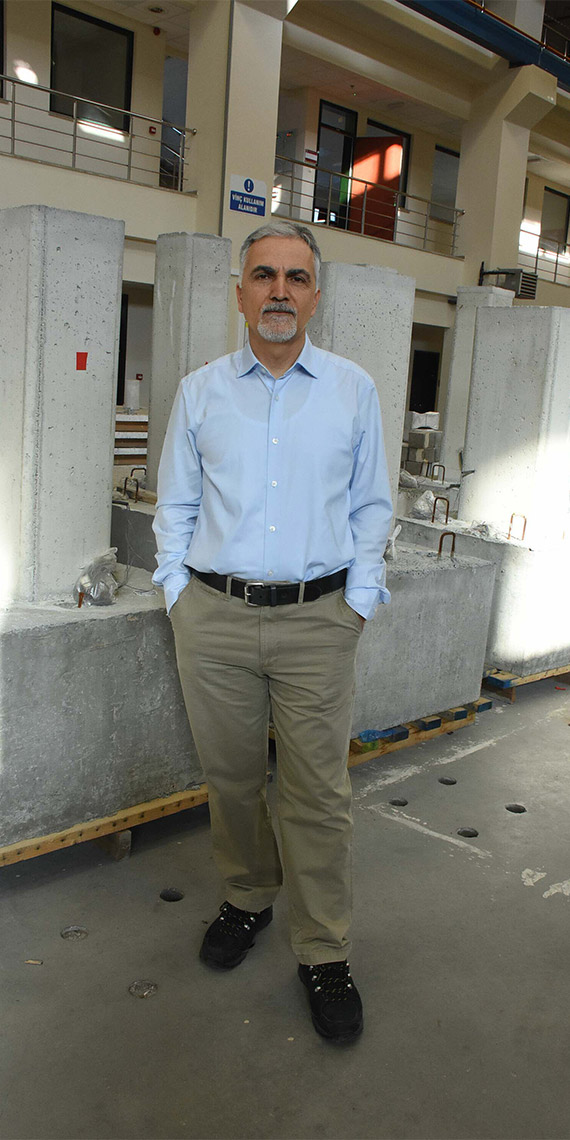 İYTE İnşaat Mühendisliği Bölümü Öğretim Üyesi Prof. Dr. Cemalettin Dönmez, "Her iki yönde perde duvar alanını, toplam kat alanının 400'de biri kadar koyduğunuzda hasar görme riskiniz 3 kat azalıyor" dedi.