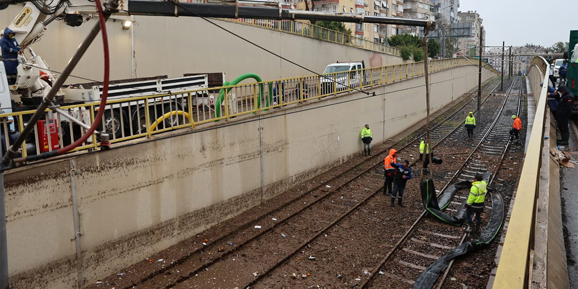 Dün etkili olan sağanakla birlikte 1 kişinin yaşamını yitirdiği Antalya'da sel felaketinin yaraları sarılıyor.
