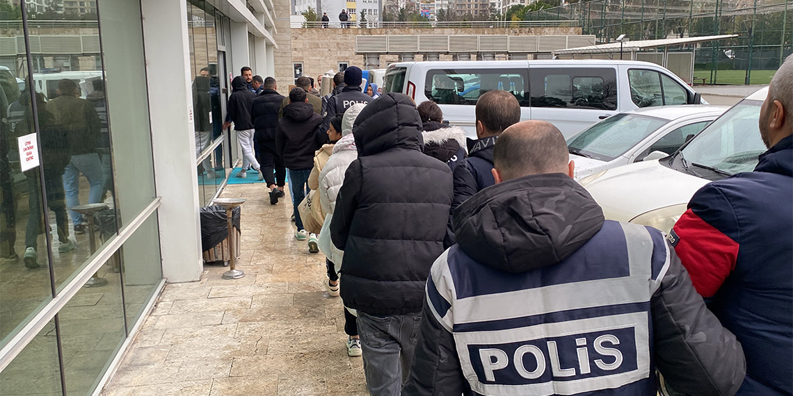 İçişleri Bakanı Ali Yerlikaya'nın duyurduğu 25 ilde eş zamanlı olarak düzenlenen Sibergöz-21 operasyonunda Samsun'da gözaltına alınan 66 şüpheliden 28'i, adliyeye sevk edildi.