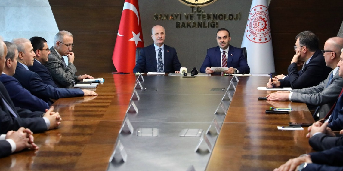 Sanayi ve Teknoloji Bakanlığı ile Yükseköğretim Kurulu (YÖK) arasında sanayi sektörü ile iş dünyasının talepleri ve ihtiyaçları çerçevesinde üniversitelere dersler konulmasına ilişkin protokol imzalandı.