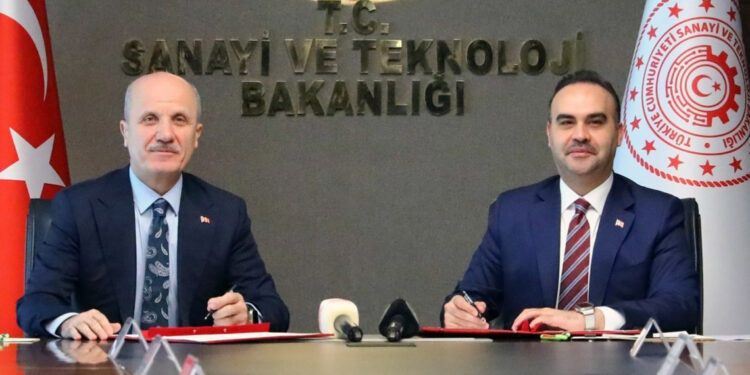 Sanayi ve Teknoloji Bakanlığı ile Yükseköğretim Kurulu (YÖK) arasında sanayi sektörü ile iş dünyasının talepleri ve ihtiyaçları çerçevesinde üniversitelere dersler konulmasına ilişkin protokol imzalandı.