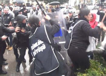 İzinsiz yürüyüşe biber gazlı müdahale