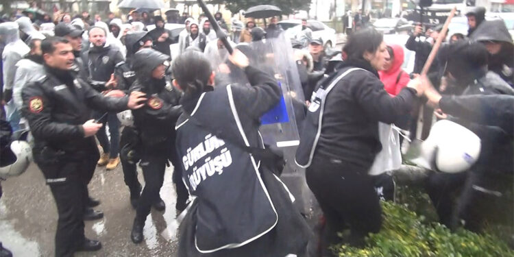 İzinsiz yürüyüşe biber gazlı müdahale