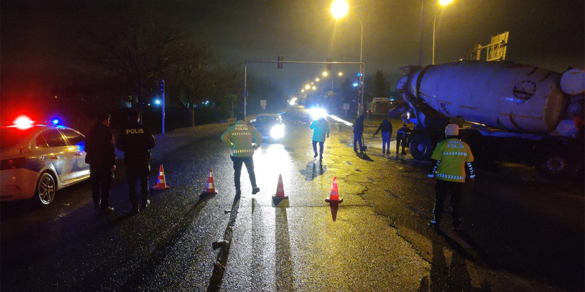 Çoban Deresi taştı; Viranşehir karayolu kapatıldı