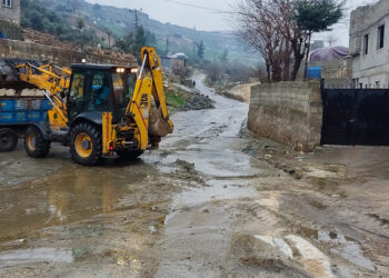 Çoban Deresi taştı; Viranşehir karayolu kapatıldı