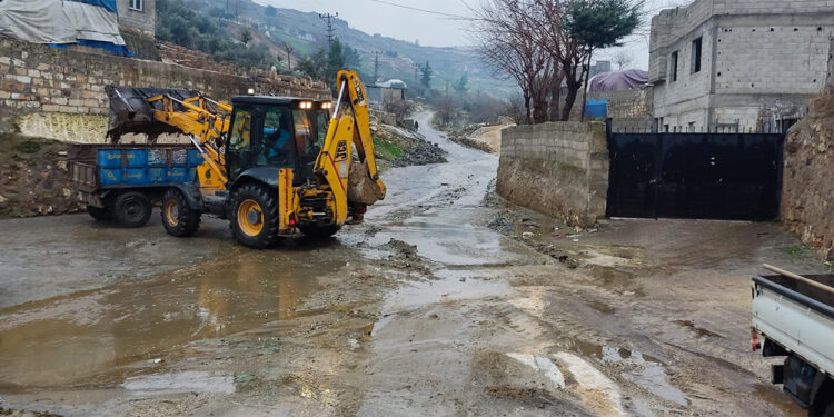 Çoban Deresi taştı; Viranşehir karayolu kapatıldı