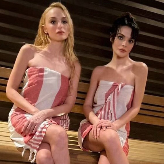 Aşk, sadakat ve ihanet üçgeninde geçen, D Media imzalı Senden Önce için geri sayım başladı. Yayın tarihi çok yakında belirlenecek olan dizinin oyuncuları Sinem Ünsal ve Nilperi Şahinkaya’nın otel sahnelerinin çekildiği setten paylaştıkları ‘sauna’ fotoğrafı gündem oldu.