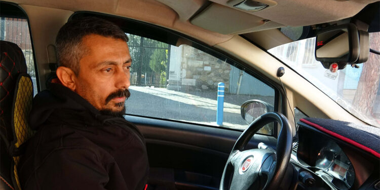 Senin gibi taksicileri arkadan vuruyorlar ya, vursunlar diyen müşterisinden şikayetçi oldu