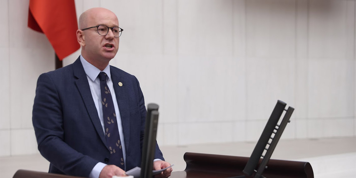 CHP Balıkesir Milletvekili Serkan Sarı, AK Parti iktidarının sağlık politikalarını eleştirdi. Sarı, "Ne sağlık ne ilaç politikalarınız vatandaşımızın yarasına merhem oluyor" dedi.