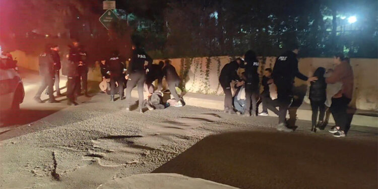 Şişli'de polis kavgayı havaya ateş açarak durdurdu