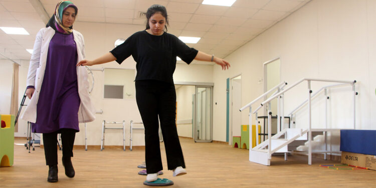 Sol bacağı dizinden kesilip ampute edilen Emine eskisi gibi yürüyebilecek