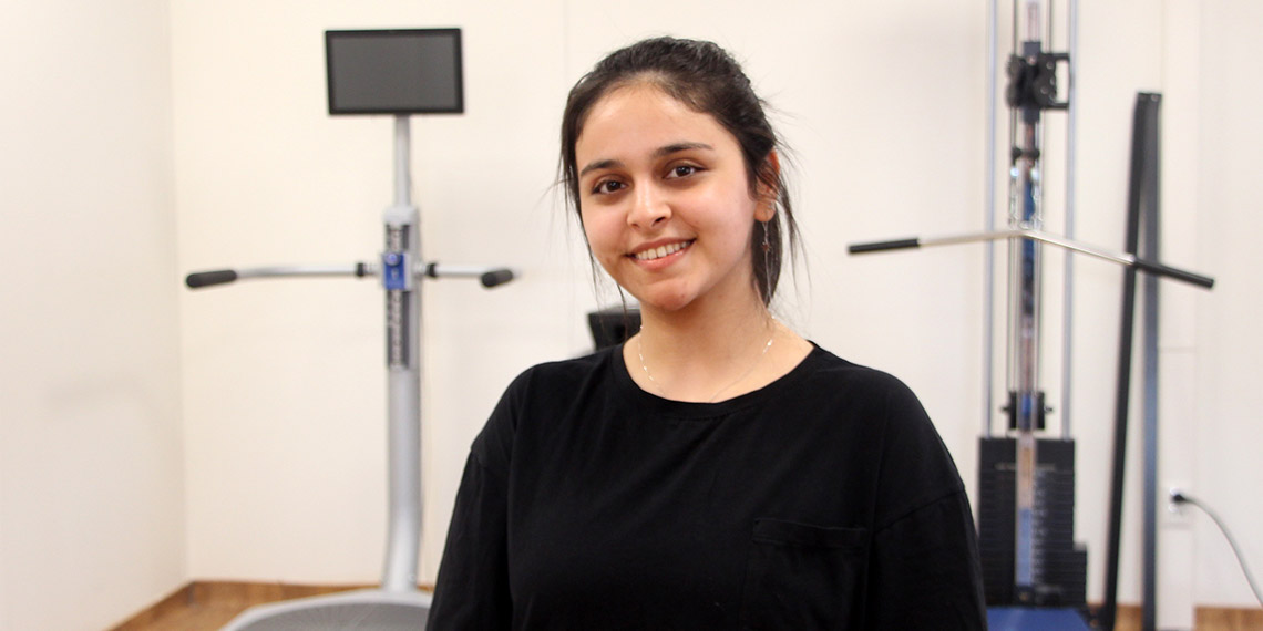 Hatay'da, depremlerde evleri yıkılınca sıkıştığı enkazdan 14 saat sonra çıkarılan ve sol bacağı dizinden kesilip ampute edilen Emine Barıtçi (21), protez takılıp fizik tedaviler aldığı 1 yıllık sürecin ardından eskisi gibi yürüyebildiğini kaydetti.