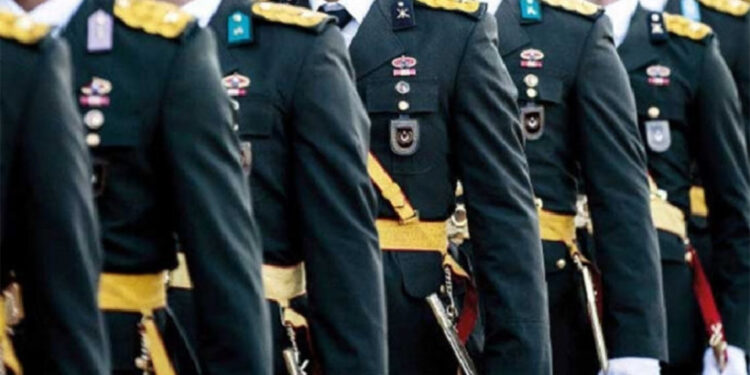 7 teğmen ihraç edildi