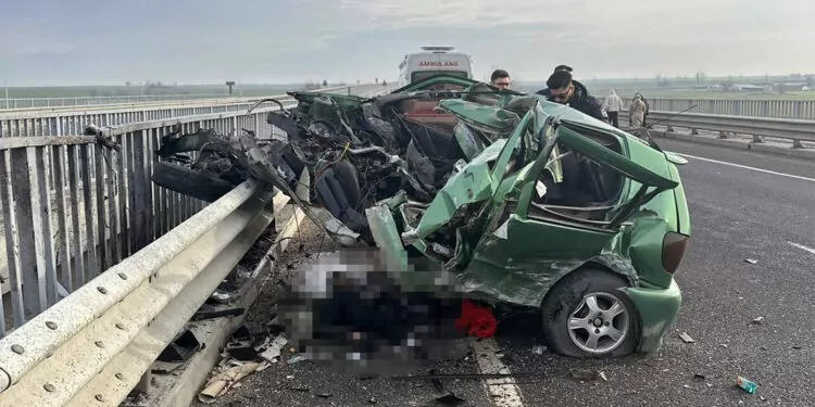 Tekirdağ'da bariyerlere çarpan otomobilin sürücüsü hayatını kaybetti