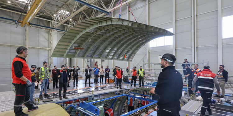 THY Teknik'te ilk yolcu-kargo uçağı dönüşüm projesinde önemli aşama