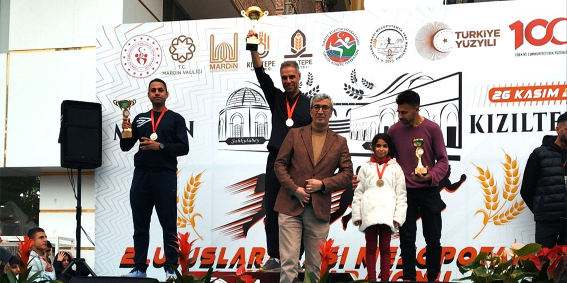 Edirne'de yaşayan 42 yaşındaki Özcan Bos tip2 diyabet rahatsızlığı olduğunu öğrendikten sonra koşulara başladı ve Mezopotamya Yarı Maratonu'nda 21 km yaş grubunda 1'inci oldu.