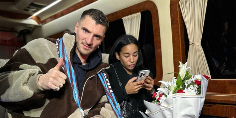 Thomas Meunier sözleşme imzalamak için Trabzon'a geldi