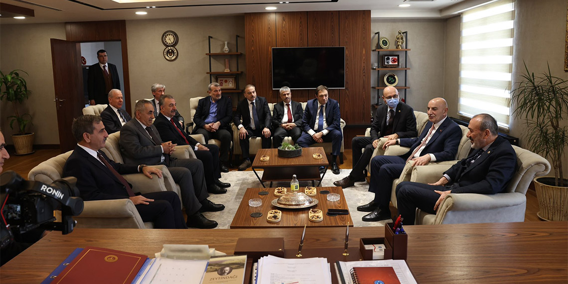 Turgut Altınok çakarlı araba kullandığı iddialarını yalanladı