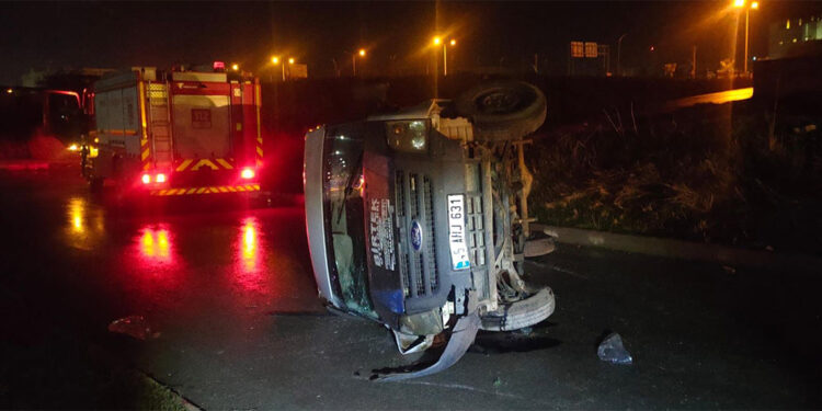 Turgutlu'da fabrika işçilerinin taşındığı servis minibüsü devrildi