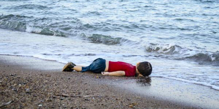 Türk denizlerinde 14 yılda 184 bin 175 göçmen sağ kurtarıldı