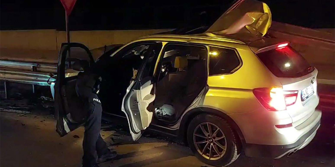 Seyir halindeki cip kontrolden çıkarak bariyerlere saplandı