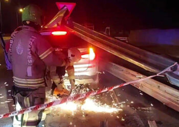 Seyir halindeki cip kontrolden çıkarak bariyerlere saplandı