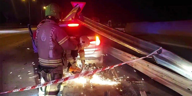 Seyir halindeki cip kontrolden çıkarak bariyerlere saplandı