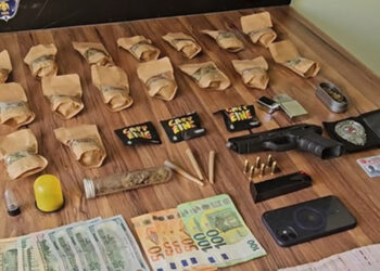 Polisin durdurduğu araçtan sahte polis kimliği ve ruhsatsız tabanca çıktı