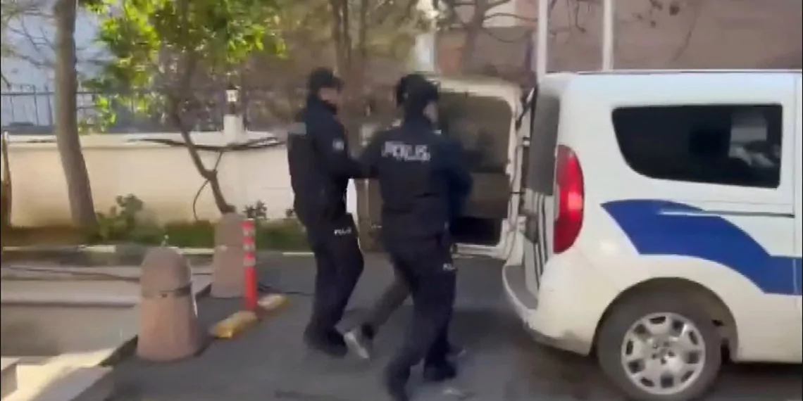 Polisin durdurduğu araçtan sahte polis kimliği ve ruhsatsız tabanca çıktı