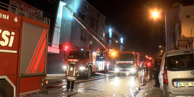 Ümraniye'de mum imalathanesinde yangın