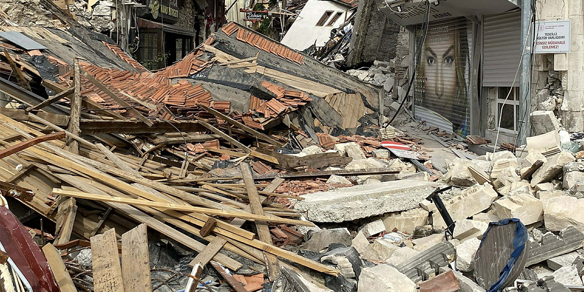 Üniversite öğrencisi Mehmet Ali Ağca (19) ve Rüya Aktım (19) memleketlerine dönecekleri günü bekliyor.