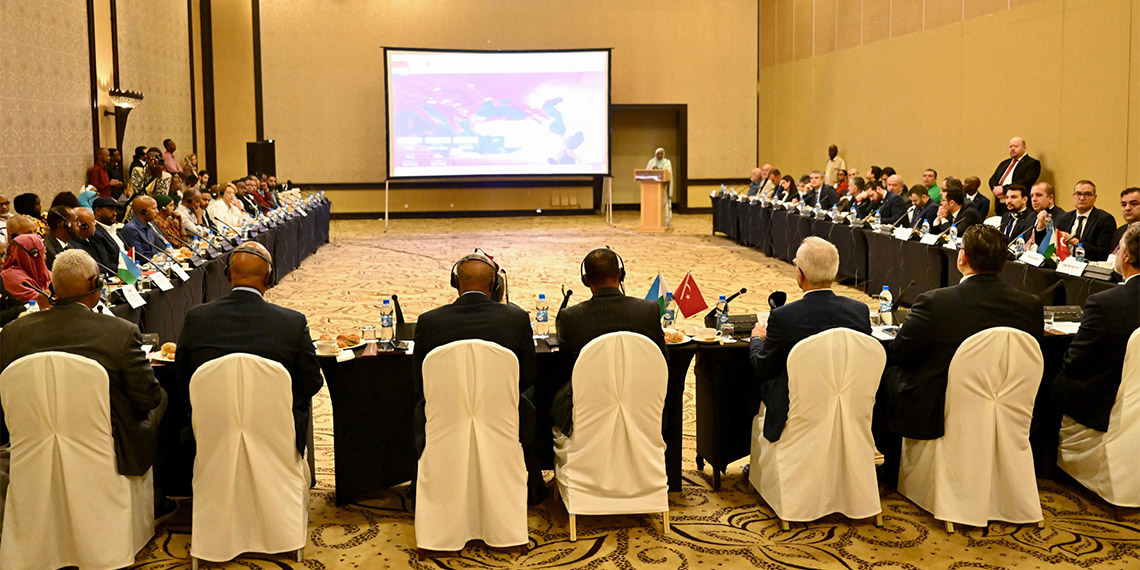 Ulaştırma ve Altyapı Bakanı Abdulkadir Uraloğlu, resmi temaslarını sürdürdüğü Cibuti’de DEİK ve Cibuti Ticaret Odası ev sahipliğinde Türk ve Cibutili iş insanları ile bir araya geldi.