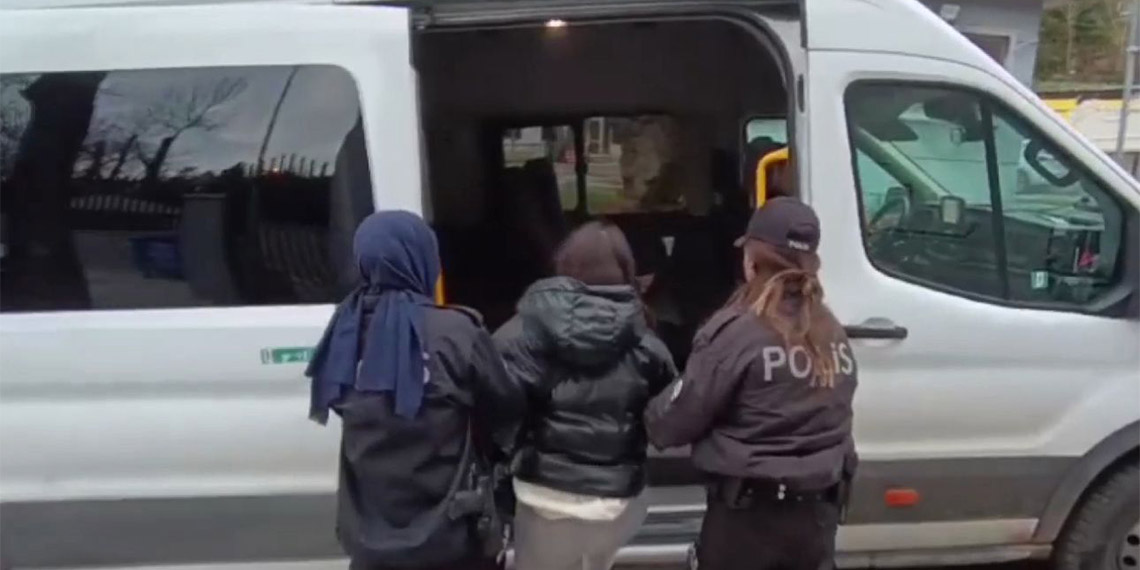 Taksi ücretini ödemeyip şoföre saldıran kadın adliyede