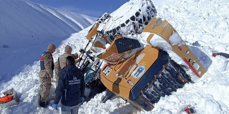 Üzerine çığ düşen iş makinesinin operatörü yaralandı