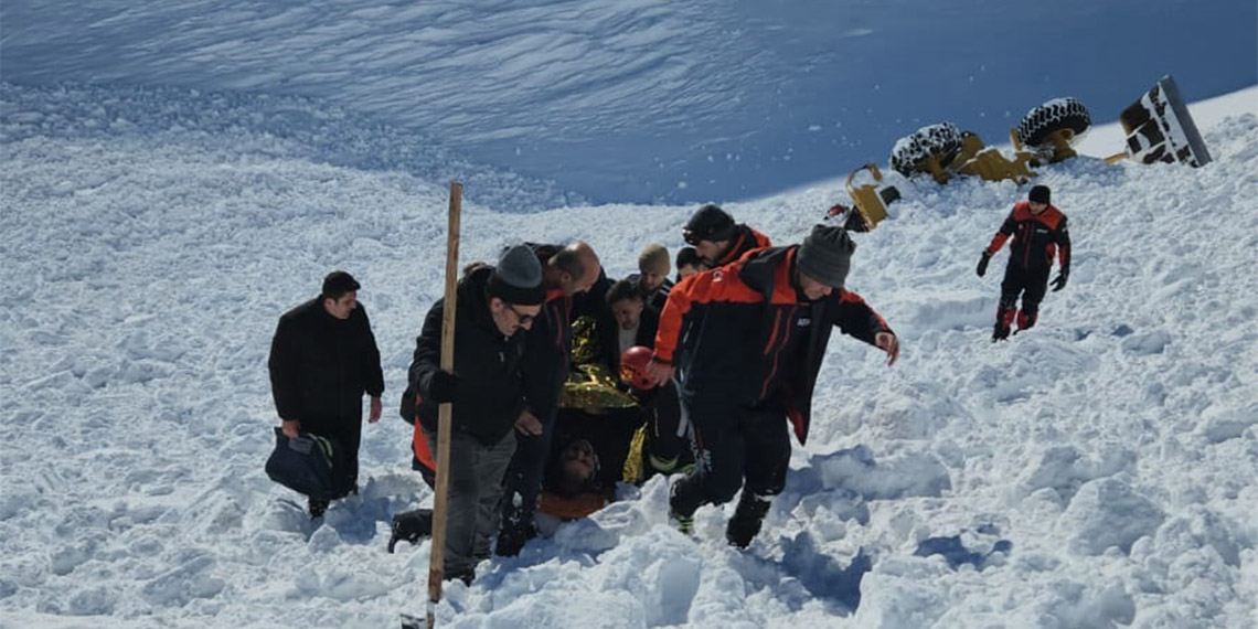 Üzerine çığ düşen iş makinesinin operatörü yaralandı