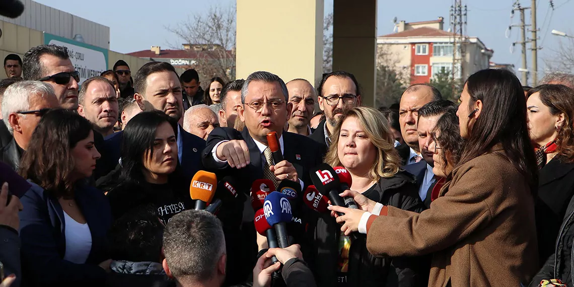 Tekirdağ'ın çorlu ilçesinde 25 kişinin öldüğü tren kazasıyla ilgili 13 sanıklı davanın karar duruşması, ertelendi. Duruşma öncesi aileler ile yürüyen chp genel başkanı özgür özel, davanın seçimlerin sonrasına ertelenmesine tepki gösterdi.