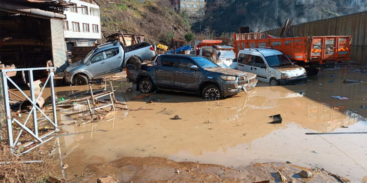 Borçka'daki sel ve heyelan sonrası 21 konut boşaltıldı