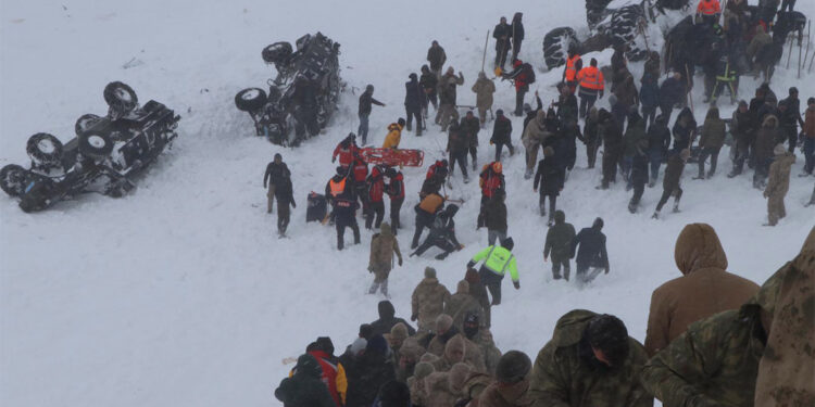 Van'daki çığ felaketinde şehit olan 42 kişi anıldı