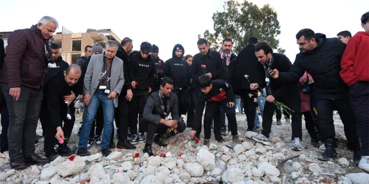 Volkan Demirel Christian Atsu ile Taner Savut için karanfil bıraktı