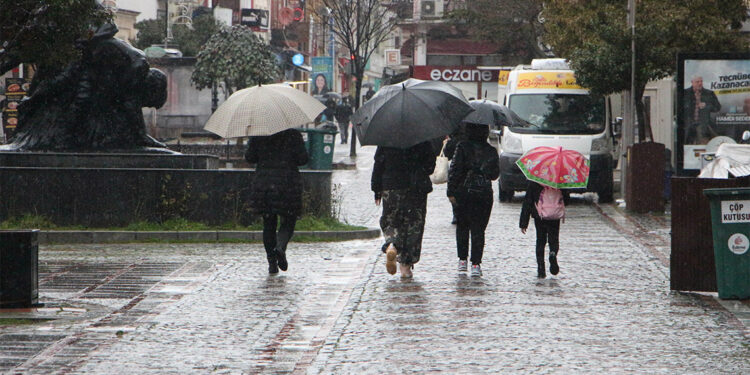 Edirne'de sağanak etkili oldu; araçlar ilerlemekte güçlük çekti