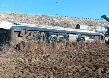 Yük treni devrildi; makinist ve yardımcısı yaralandı