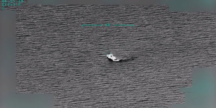 Yunanistan tarafından Ege Denizi'ne bırakılan düzensiz göçmenler kurtarıldı