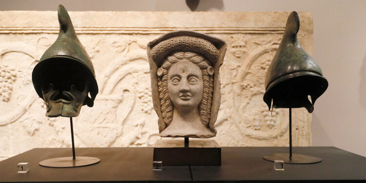 Türkiye'den kaçırılan 42 eser Türkiye'ye geri getirildi