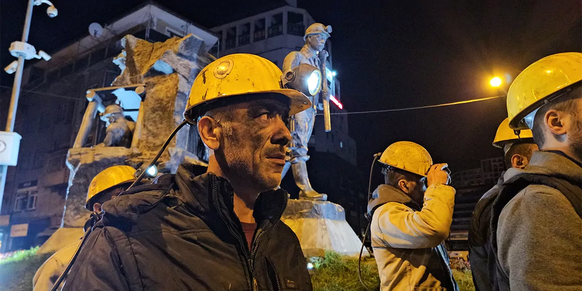 Maden işçileri depremde hayatını kaybedenleri andı