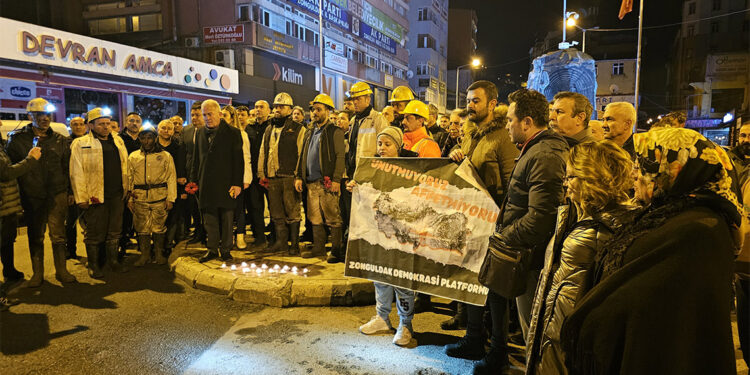 Maden işçileri depremde hayatını kaybedenleri andı