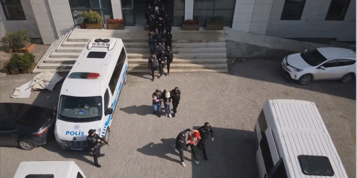 İçişleri Bakanı Ali Yerlikaya, Yalova, İzmir, Sivas ve Samsun merkezli 20 ilde 'nitelikli dolandırıcılık, çevrimiçi çocuk müstehcenliği ve tacizi' suçlarına yönelik eş zamanlı düzenlenen Sibergöz-25 operasyonlarında 50 şüphelinin yakalandığını duyurdu.