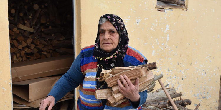 3'ü engelli 6 çocuk annesi Havva Polat, yıllarca inşaatlarda çalıştı